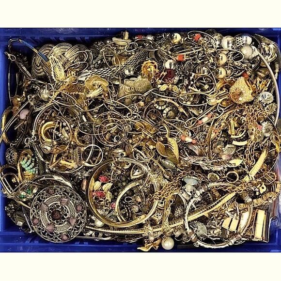 ⚜️ 3 LB Jewelry Mystery Box – Wearable Estate Lot | Vintage, Signed, DIY Finds⚜️ - Picture 9 of 10